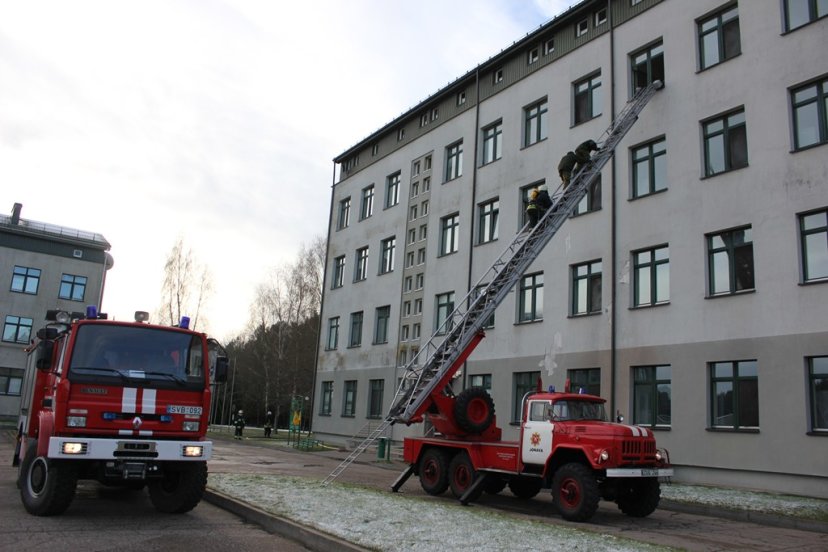 Jonušo Radvilos mokomajame pulke vyko priešgaisrinės gelbėjimo pratybos