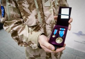 Sutikti ir apdovanoti ES operaciją prie Somalio krantų baigę Lietuvos kariai - 6