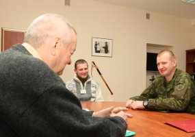 Sausumos pajėgų kariai laukia, kol sužeistas ginklo brolis sugrįš į jų gretas - 1