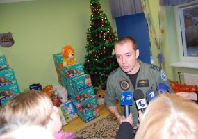 Kariai dalinosi Kalėdų šiluma kūdikių namuose  - 3