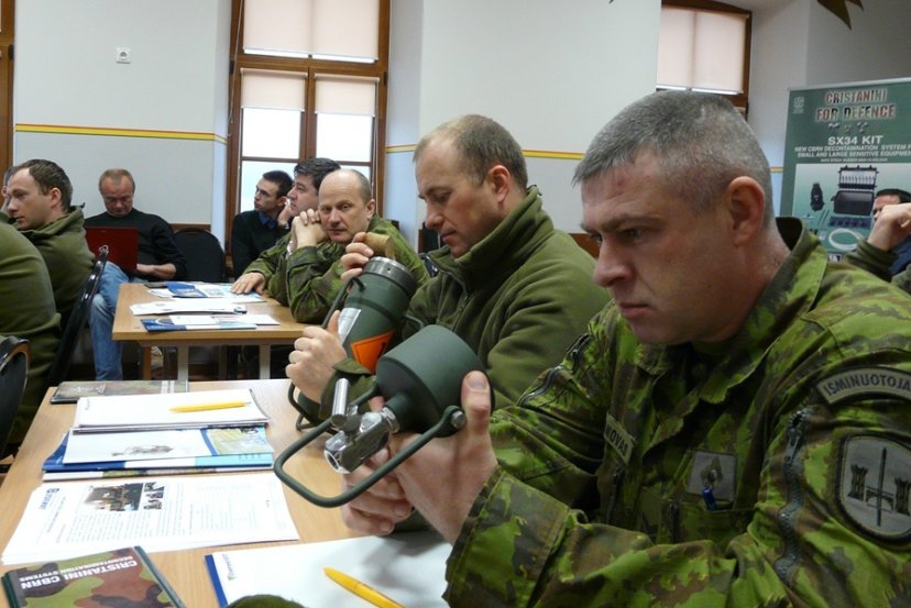 Inžinerijos batalione užsienio kompanijų atstovai pristatė sprogmenų neutralizavimo įrangos naujoves