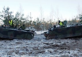 Šarvuočio M 113 vairuotojai pasirengę įveikti ledo gniaužtus - 2