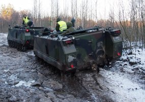 Šarvuočio M 113 vairuotojai pasirengę įveikti ledo gniaužtus - 3