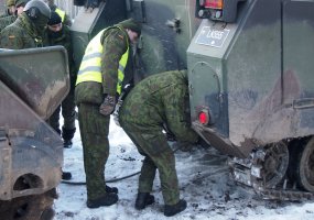 Šarvuočio M 113 vairuotojai pasirengę įveikti ledo gniaužtus - 4