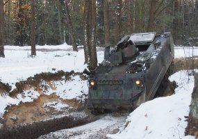 Šarvuočio M 113 vairuotojai pasirengę įveikti ledo gniaužtus - 6