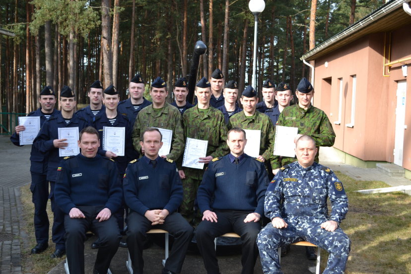 Bazinį jūreivio kursą baigę Karinių oro pajėgų kariai užtikrins laivo „Jotvingis“ oro gynybą