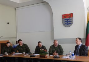 Sausumos pajėgų vadas gen. mjr. Almantas Leika susitiko su Molėtų rajono savivaldybės meru Stasiu... - 1