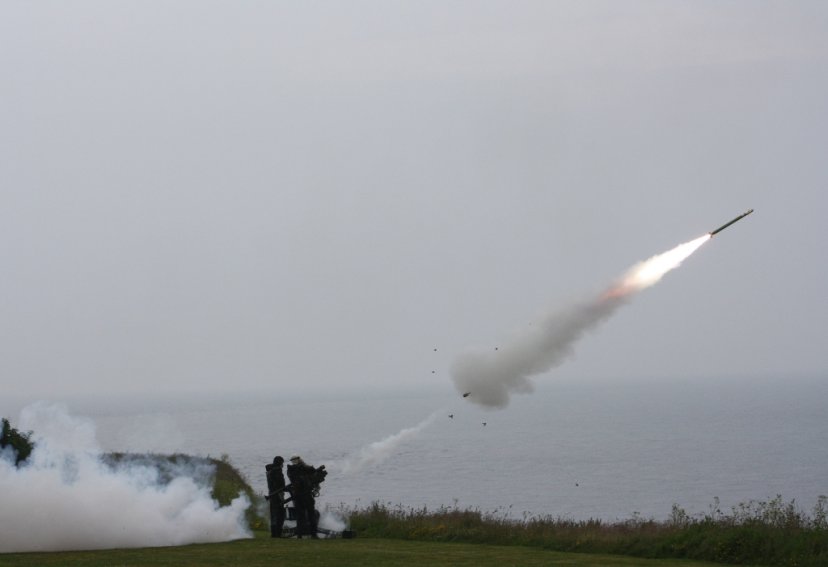 Baltijos jūroje nuo karinio laivo su raketomis  „Stinger“ treniruosis karinių oro pajėgų kariai