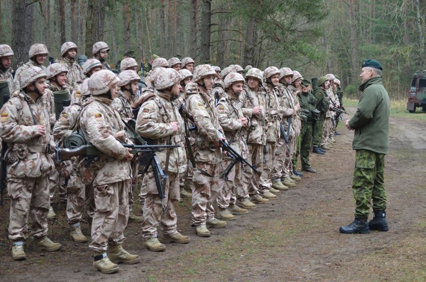 Lietuvos kariuomenės vadas susitiko su mokymuose dalyvaujančiais rezervo kariais