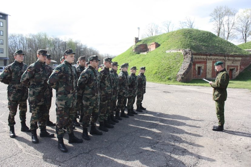 Jaunieji šauliai semiasi žinių iš profesionalų ir rengiasi krašto gynybai