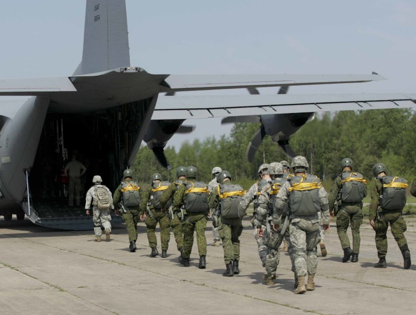 Joint Lithuanian-U.S. airborne landing operation crowned Exercise Black Arrow 2014