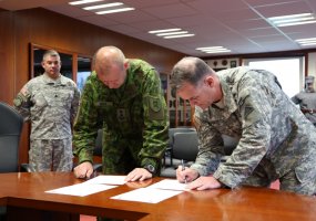 Sausumos pajėgų vadas gen. mjr. Almantas Leika stebėjo Vokietijoje vykstančias pratybas... - 2