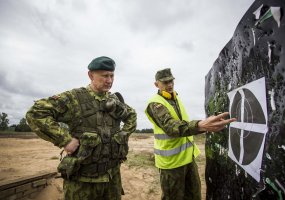 Lietuvos kariuomenės vadas paskutiniu koviniu šaudymu atsisveikino su savo ginklu - 3