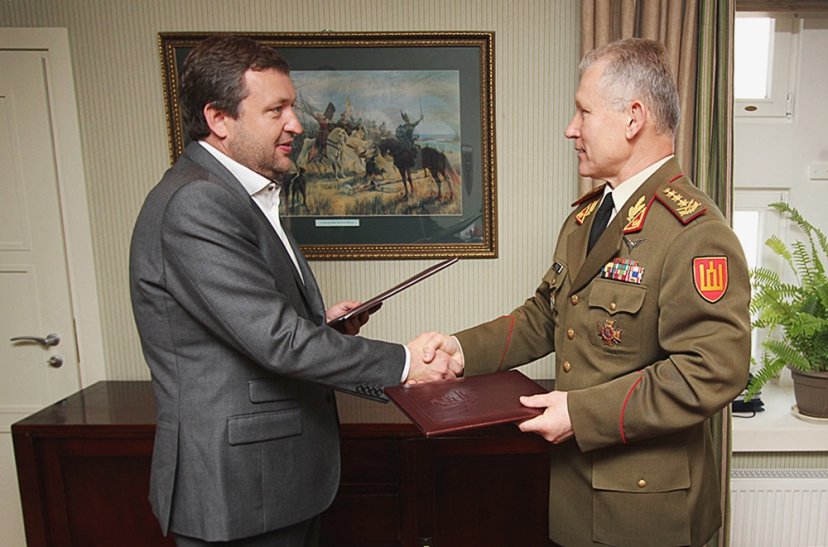 Skirdamas paramą, Antanas Guoga savo pavyzdžiu kvietė verslą paremti Lietuvos kariuomenę