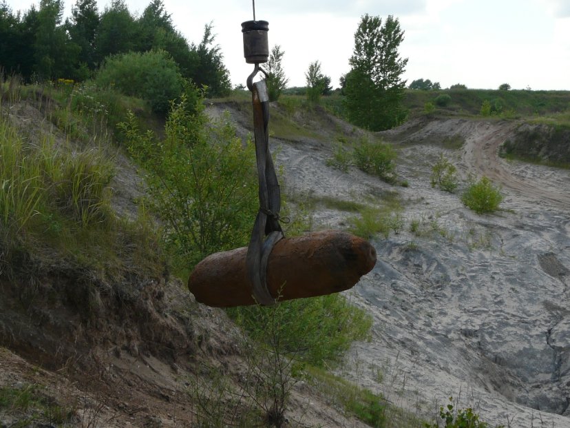 Inžinerijos bataliono kariai Radviliškio rajone neutralizavo keturias aviacijos bombas 