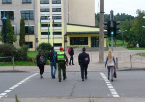 Karo policijos kariai padeda vaikams saugiai jaustis pėsčiųjų perėjose - 1