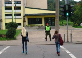 Karo policijos kariai padeda vaikams saugiai jaustis pėsčiųjų perėjose - 2