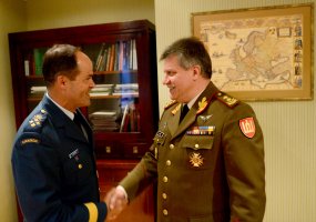 Kanados kariuomenės vadas susitiko su Lietuvos kariuomenės vadu ir Šiauliuose dislokuotais... - 2
