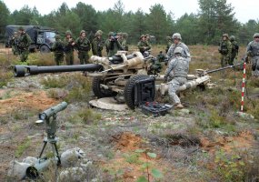 Per bendras pratybas Lietuvos ir JAV kariai treniruosis šaudyti artilerijos pabūklais į taikinius... - 2