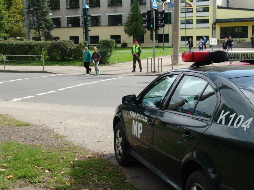 Karo policijos kariai padeda vaikams saugiai jaustis pėsčiųjų perėjose