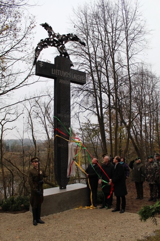 Minint mirusiųjų dieną iškilmingai atidengtas paminklas brg. gen. Kaziui Veverskiui 