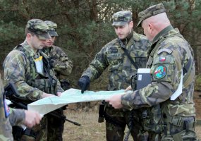 Pirmą kartą tarptautinės pratybose dalyvaujantys Čekijos oro gynybos kariai pėstininkus nuo oro... - 1
