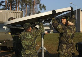 Pirmą kartą tarptautinės pratybose dalyvaujantys Čekijos oro gynybos kariai pėstininkus nuo oro... - 2