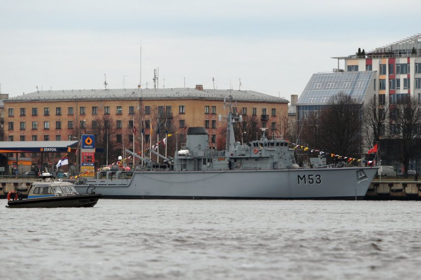 Laivas M53 „Skalvis“ dalyvavo Latvijos nepriklausomybės dienos iškilmėse