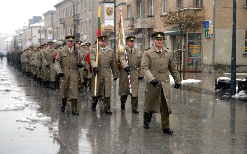 Marijampolės karinių dalinių įgula minėjo Lietuvos kariuomenės dieną
