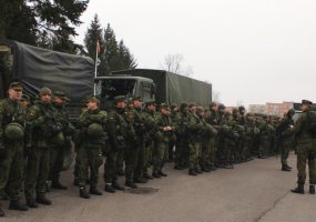 Pratybose „Tvirtas atsakas 2014“ kariai treniravosi vykdyti taikos meto užduotis - 2