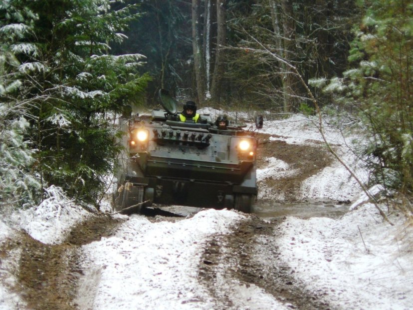 M113 vairuotojo užduotis vykdę kariai sėkmingai baigė kursą