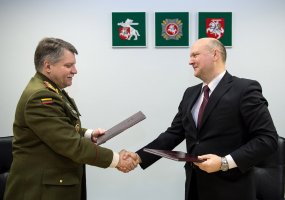 Įtvirtintas glaudesnis Lietuvos kariuomenės ir Vidaus reikalų bei Finansų ministerijų tarnybų... - 4