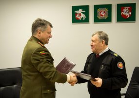 Įtvirtintas glaudesnis Lietuvos kariuomenės ir Vidaus reikalų bei Finansų ministerijų tarnybų... - 6