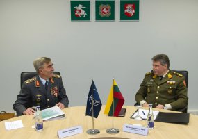 Vilniuje lankėsi NATO Jungtinės pajėgų vadavietės Brunsume vadas - 5