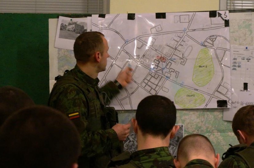 Ulonų batalione - kovinės grupės štabo ir padalinių valdymo grupių pratybos naudojant žemėlapį