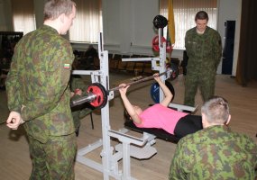 Lietuvos kariuomenės mokykla organizavo atvirąsias štangos spaudimo varžybas - 2