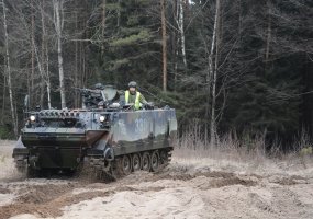 Juozo Lukšos mokymo centro organizuotą Šarvuočio M 113 vado kursą baigę eiliniai tarnybą tęs... - 1
