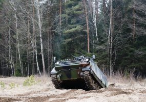 Juozo Lukšos mokymo centro organizuotą Šarvuočio M 113 vado kursą baigę eiliniai tarnybą tęs... - 2