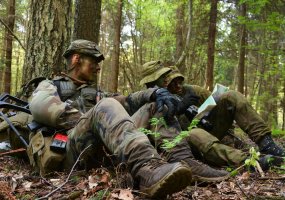 Ištvermingiausiems kariuomenės žvalgams įteikti antsiuvai „Patrulis“  - 6