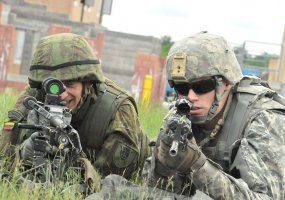 Dviejų šalių kariai kartu treniruojasi  „valyti“ pastatus - 3