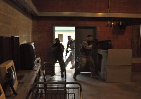 Dviejų šalių kariai kartu treniruojasi  „valyti“ pastatus - 5