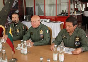 Aviacijos bazėje Šiauliuose lankėsi Italijos karinių oro pajėgų vadas - 2