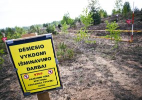 Kariuomenės išminuotojai  iš Totoriškių ežero ištraukė keturias minas ir rankinę granatą - 1
