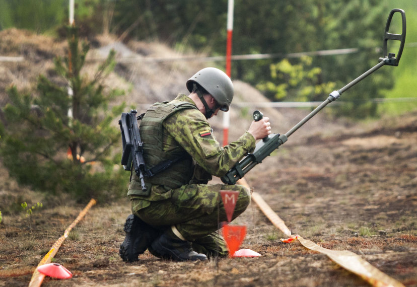 Kariuomenės išminuotojai  iš Totoriškių ežero ištraukė keturias minas ir rankinę granatą