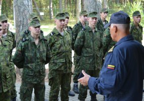 KJP rengiami jūrų karininkai lauko pratybas vykdė kartu su jūrų šauliais - 5