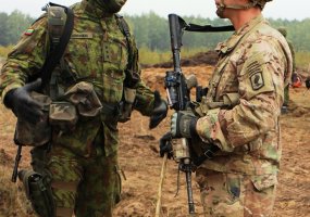  Lietuvos ir JAV pėstininkai treniruojasi greitai veikti išvien mūšio lauke   - 6