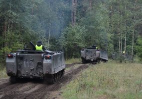 „Nepravažiuojamų kelių nėra“, – įsitikinę šarvuočio M 113 vairuotojų kursus baigę kariai - 1