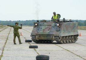 „Nepravažiuojamų kelių nėra“, – įsitikinę šarvuočio M 113 vairuotojų kursus baigę kariai - 4