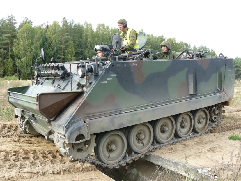 „Nepravažiuojamų kelių nėra“, – įsitikinę šarvuočio M 113 vairuotojų kursus baigę kariai