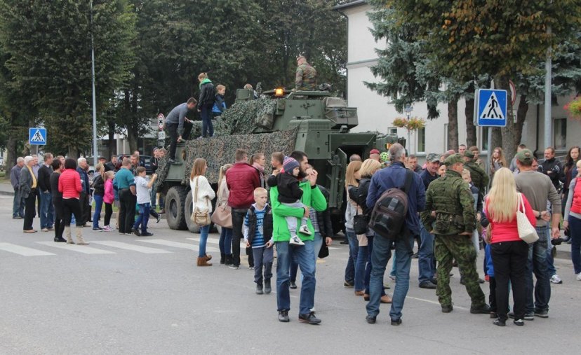 Pratybose „Baltijos piranija“ dalyvaujantys kariai susitiko su Lietuvos miestų gyventojais
